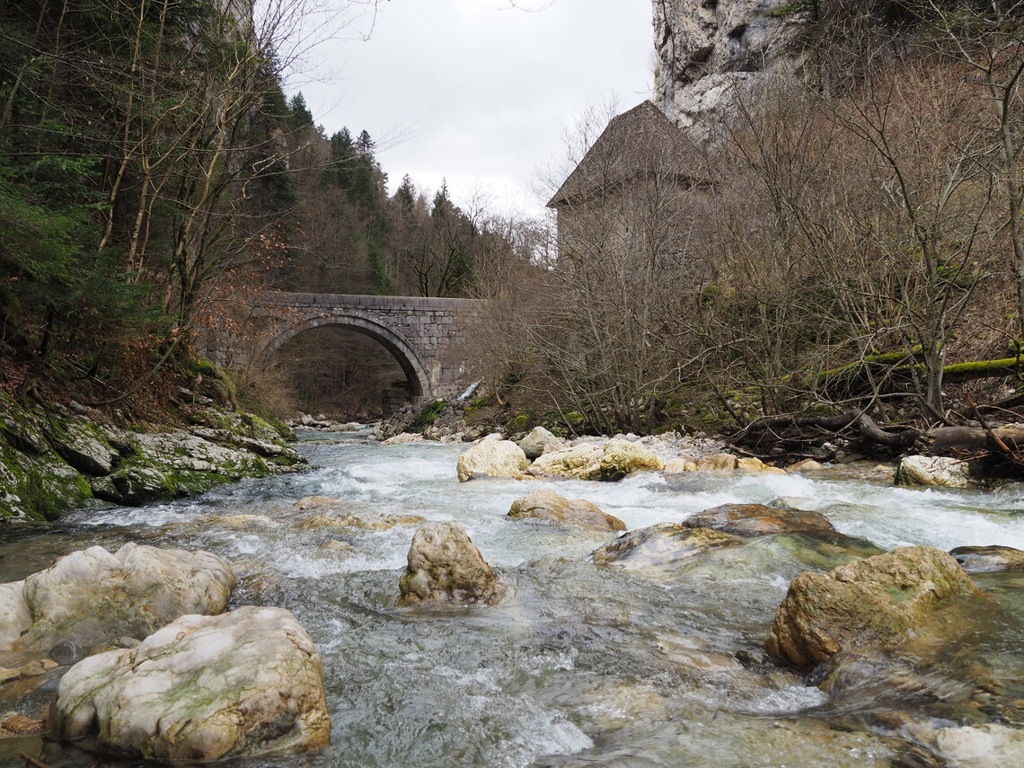 le pont de l'Enclos sur le Guiers Mort