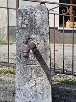 Le Monde tourne, la croix demeure.