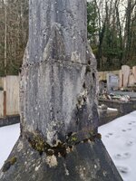 Détail de la base du fût.