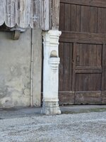 Pilier du dreffia en pierre de Hauteville.