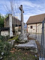 Derrière, l'ancien lavoir.