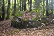 Bloc erratique. Sous le rocher de la Garde, Saint-Joseph-de-Rivière.