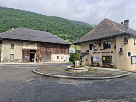 La fromagerie à 100m à droite.