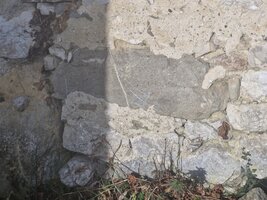 bloc erratique dans le mur.