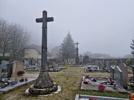 Au fond, l'autre croix.