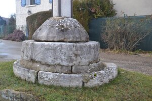 Une ancienne meule au centre ?