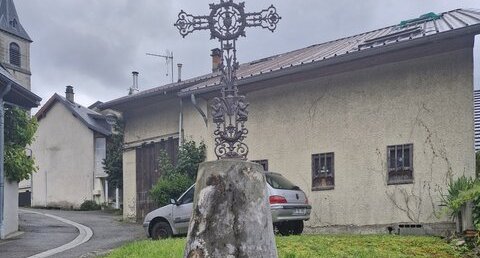 Croix du chemin de l'église de Saint-Badolph, 73.