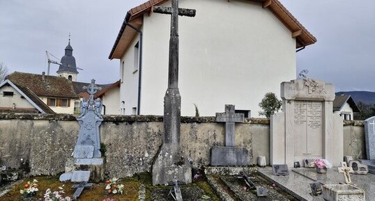 Croix de cimetière, Ayn, Savoie.