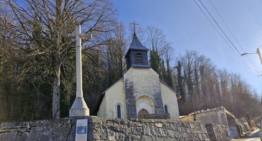 Croix de la chapelle Saint-Pierre de Lompnes, Hauteville-Lompnes, Ain.