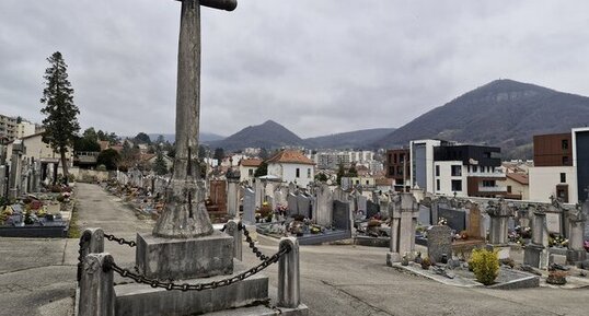 Croix de cimetière, Voiron, Isère.